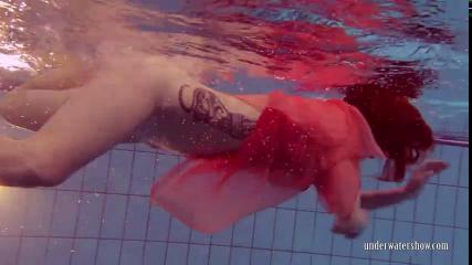 Рыжая студентка нырнула в бассейн и полностью разделась под водой, обнажив бритую пилотку и упругие сиськи