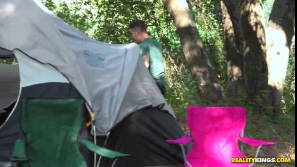 Путешественники занялись красивым сексом в летней палатке