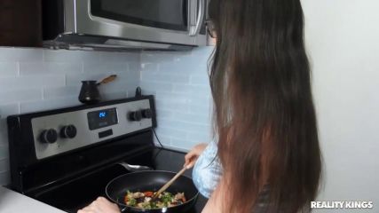 Сочная женщина в очках трахает мужа на кухне перед завтраком